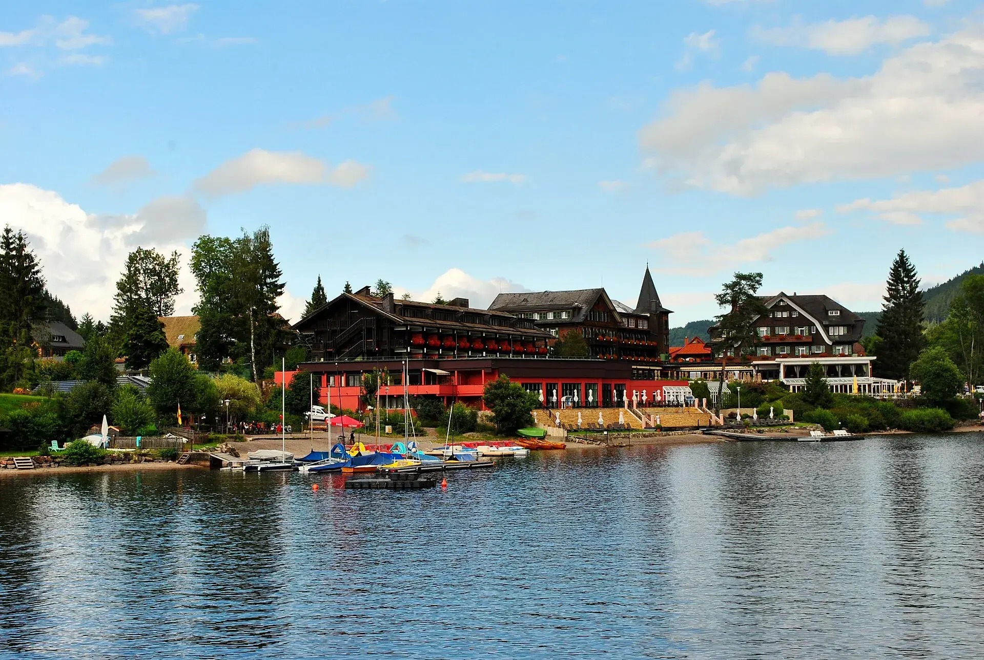 Lago Titisee y colinas boscosas de la Selva Negra