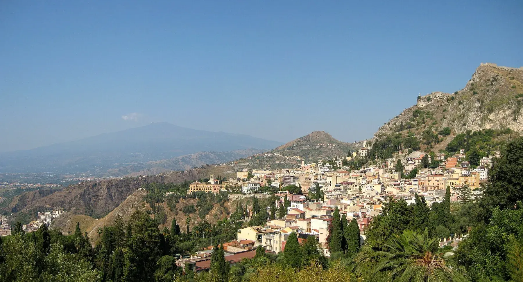Taormina con el Etna al fondo en Sicilia