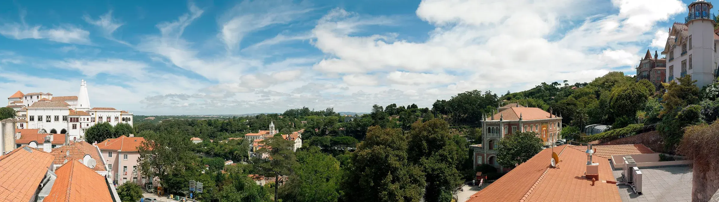 Panorámica de la villa de Sintra entre colinas cubiertas de vegetación