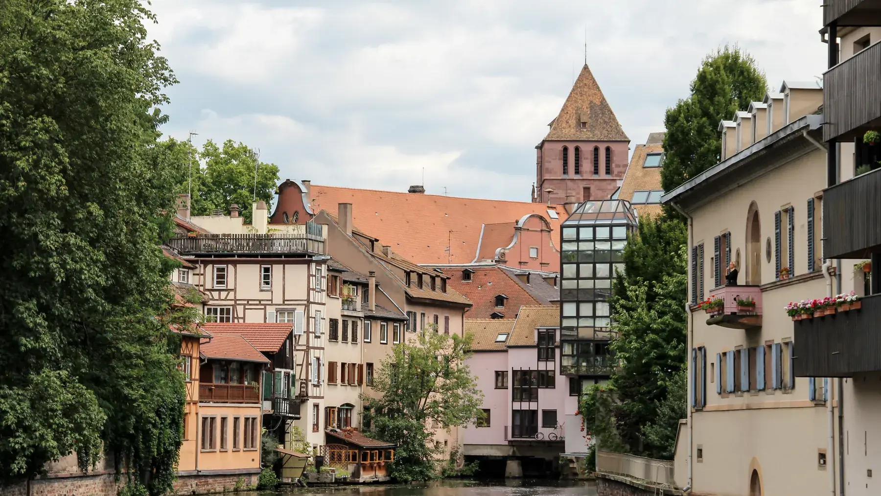 Casas entramadas y canal del barrio Petite France en Estrasburgo