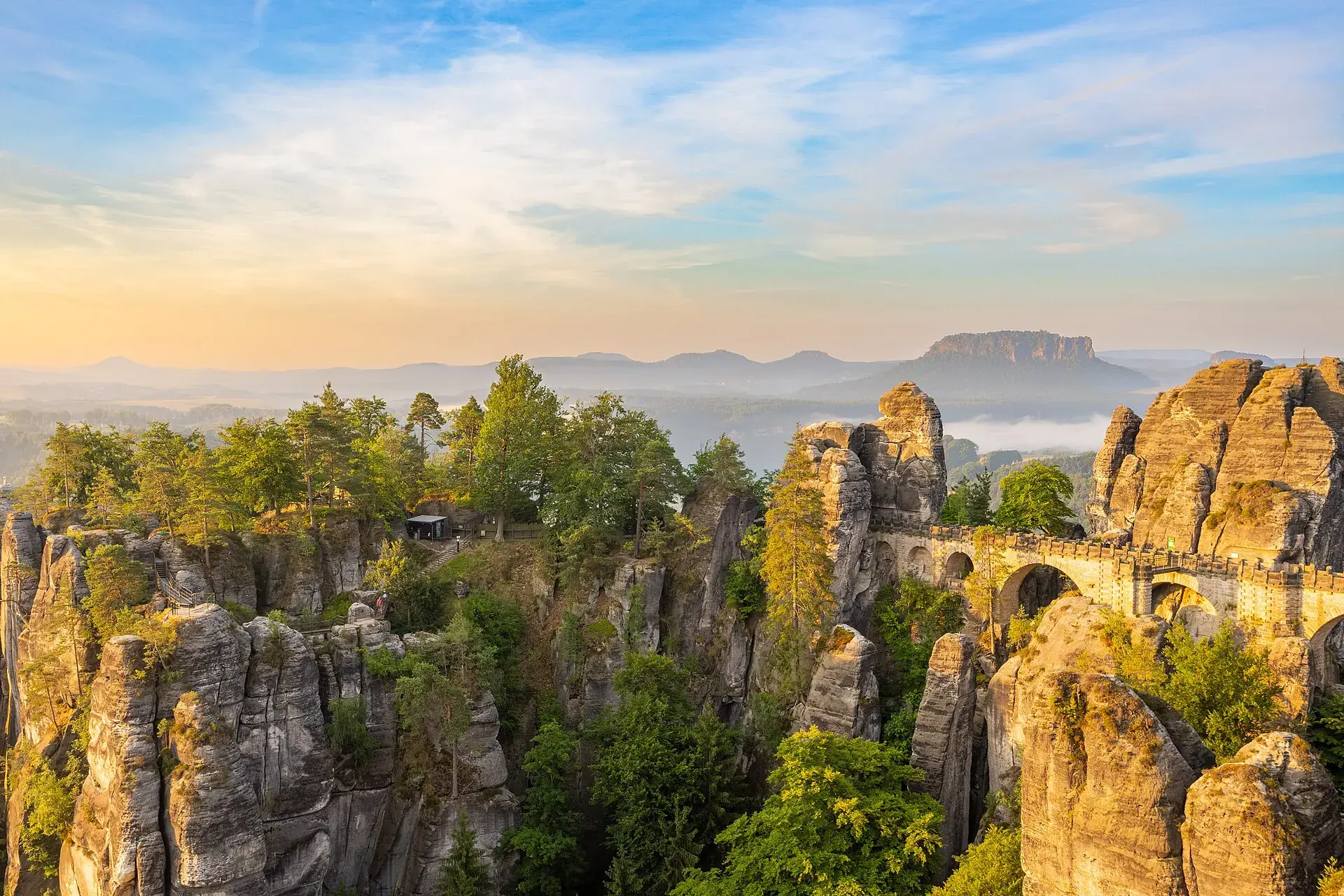 Puente de Bastei entre formaciones rocosas de la Suiza Sajona