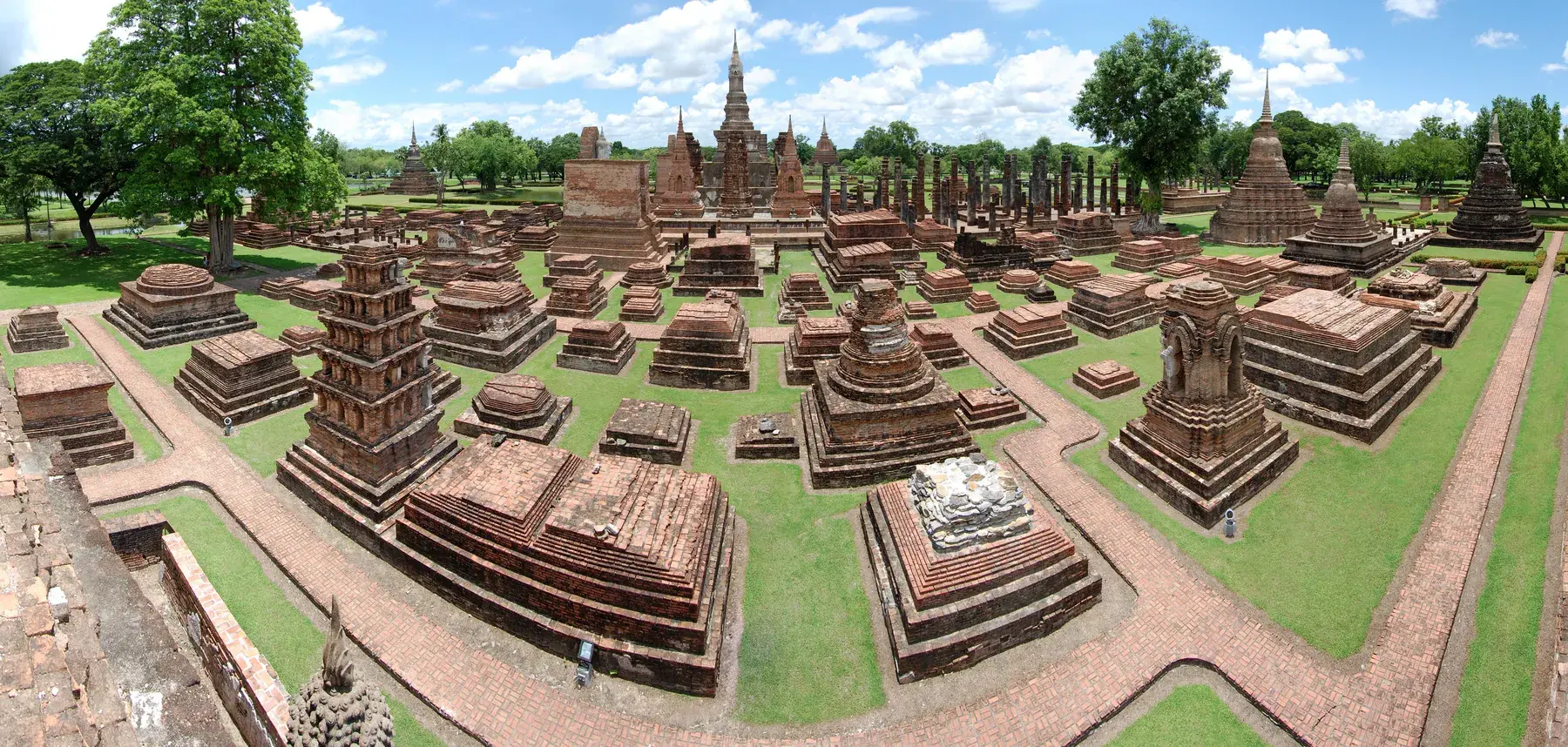 Ruinas de Wat Mahathat en el parque histórico de Sukhothai
