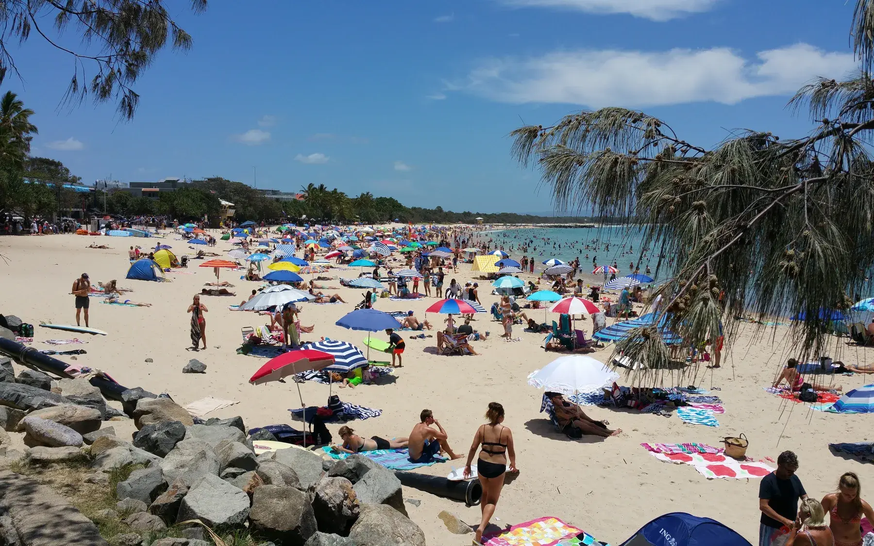 Sunshine Coast y Noosa: Noosa Main Beach from boardwalk
