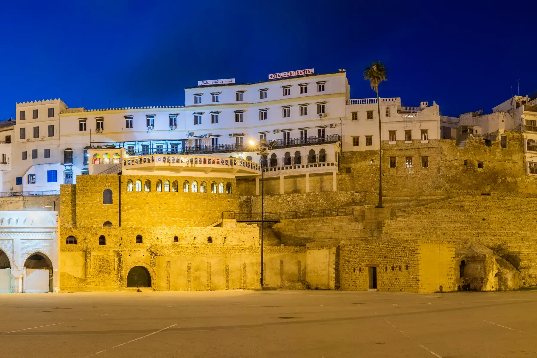 Murallas y edificios de Tánger junto al puerto