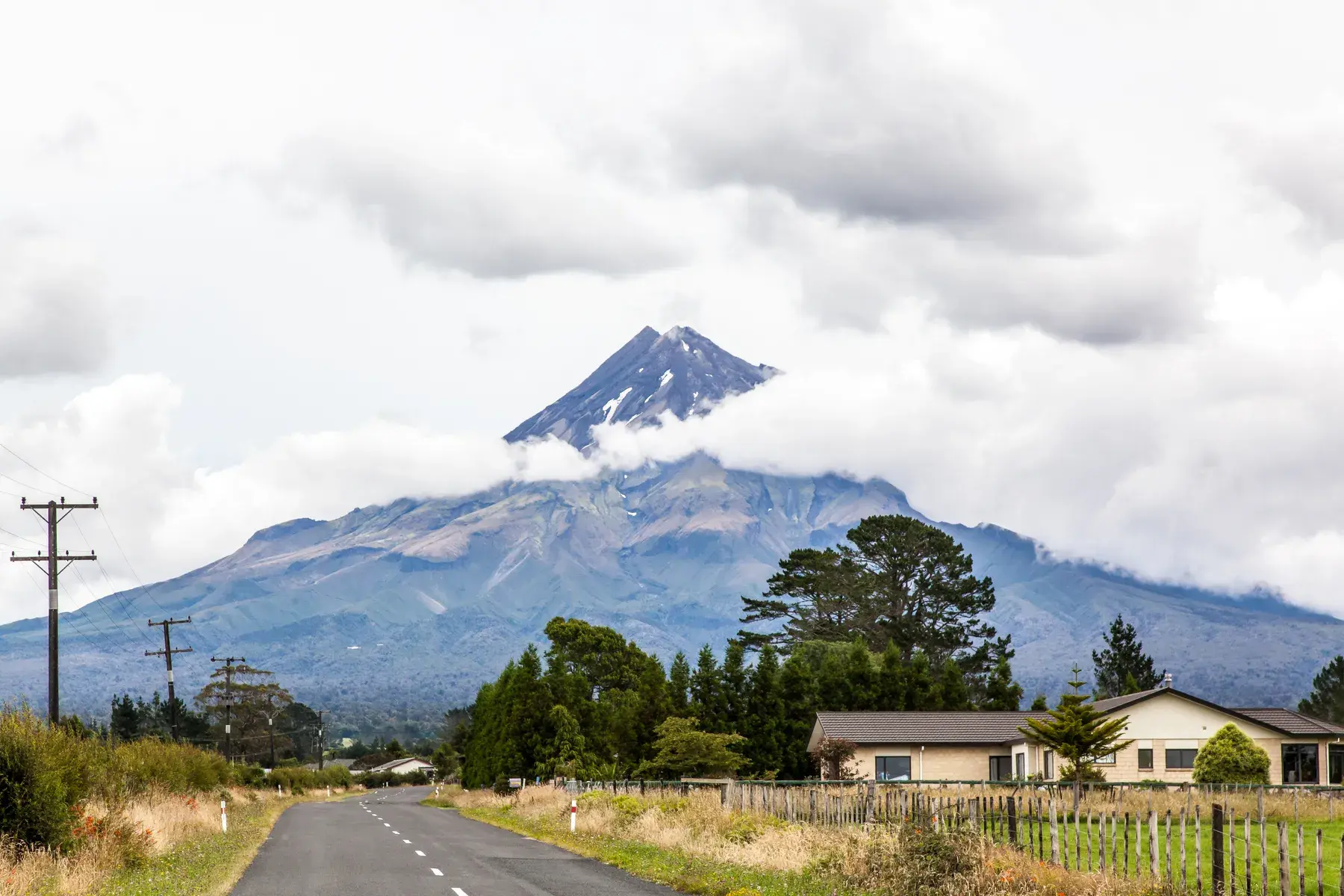 Taranaki Maunga visto desde una carretera próxima