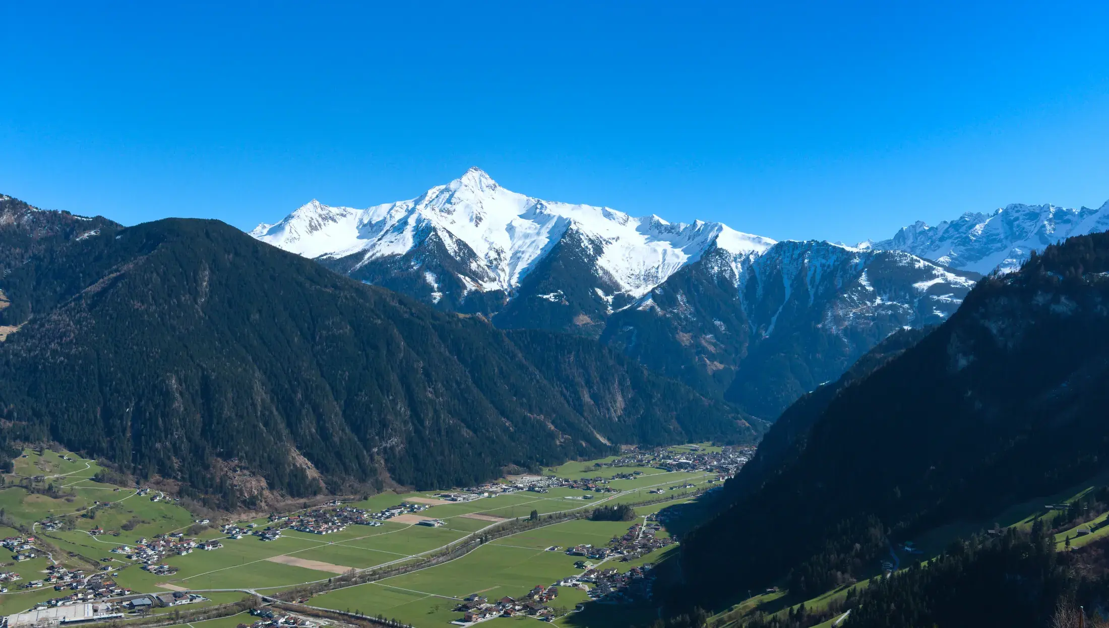 Valle del Zillertal con Mayrhofen, paisaje concreto del Tirol austríaco