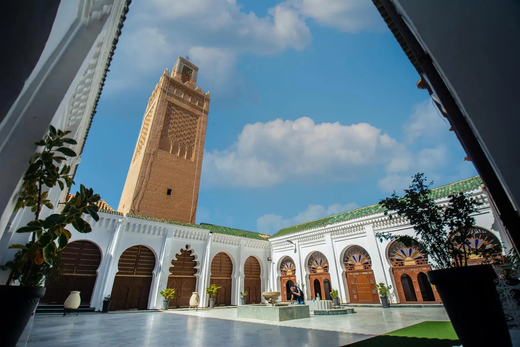 Patio y alminar de la Gran Mezquita de Tlemcen; la fotografía no implica permiso de acceso turístico