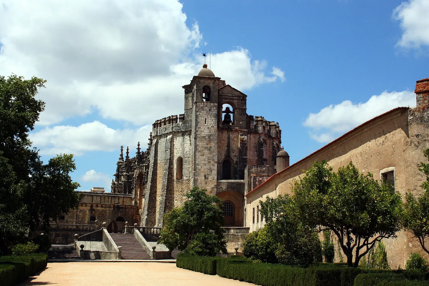 Charola y acceso exterior del Convento de Cristo de Tomar