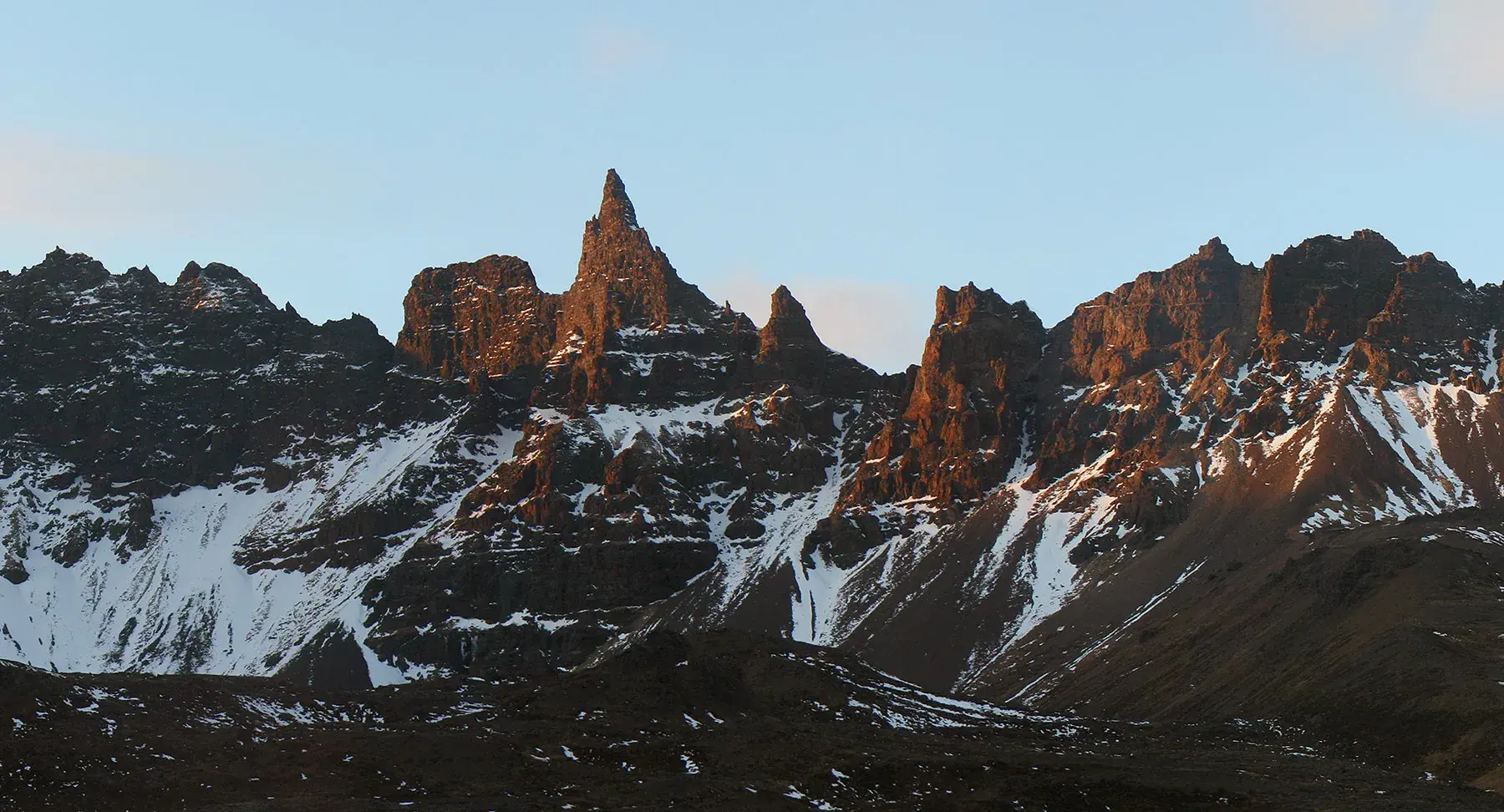 Cresta montañosa junto a Öxnadalur en Tröllaskagi