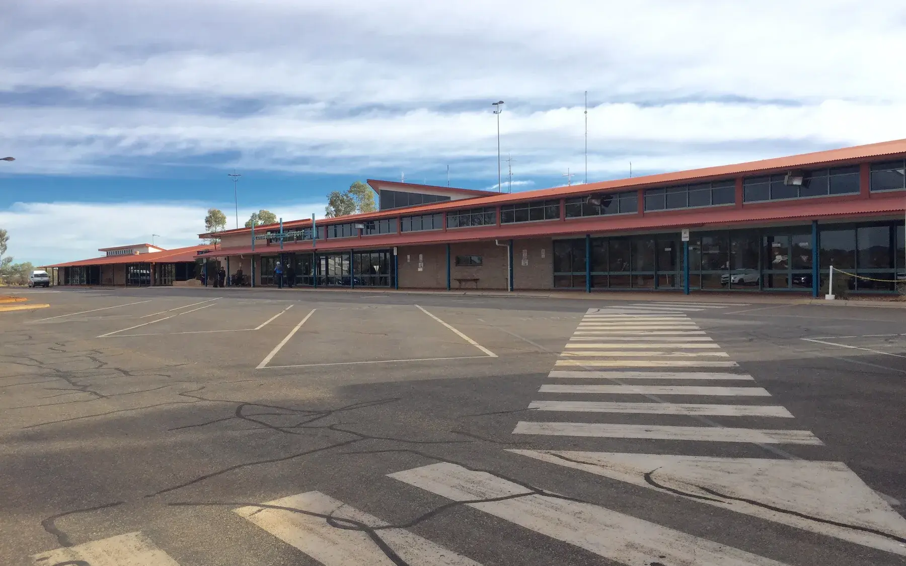 Terminal del aeropuerto Ayers Rock (AYQ), puerta de acceso al entorno de Uluru; no es una imagen del parque