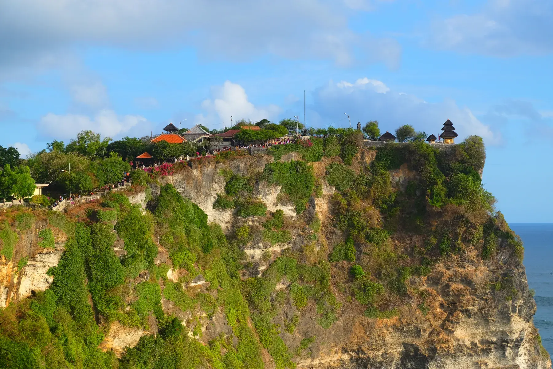 Recinto del templo de Uluwatu junto al acantilado