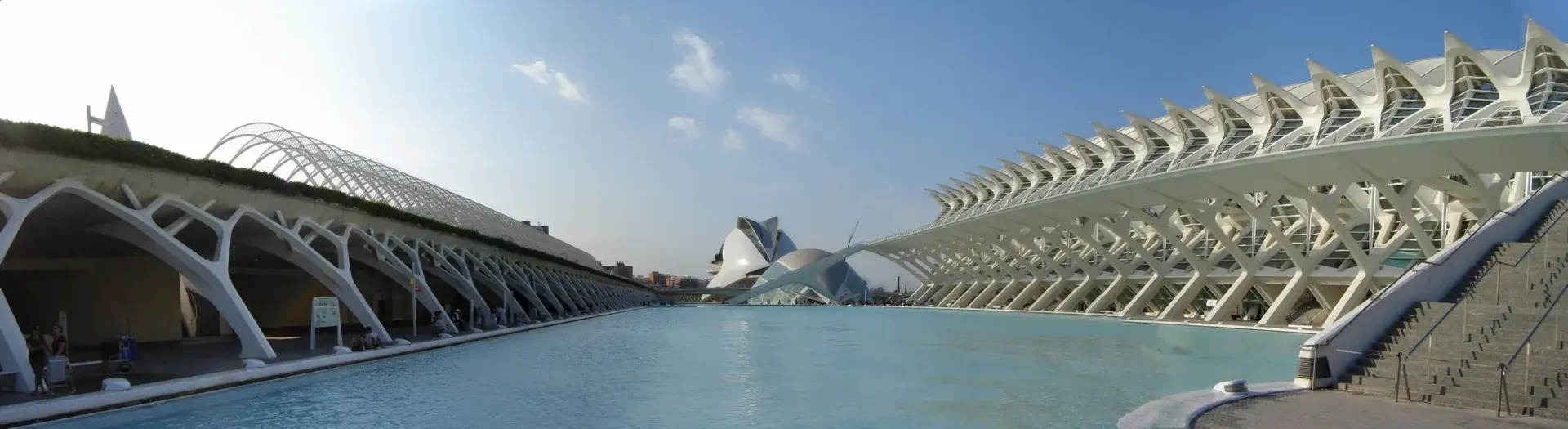 Conjunto de la Ciutat de les Arts i les Ciències junto a sus láminas de agua en Valencia