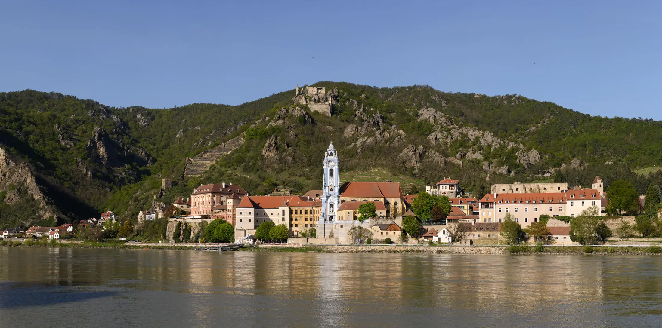 Dürnstein y el Danubio entre viñedos del valle del Wachau