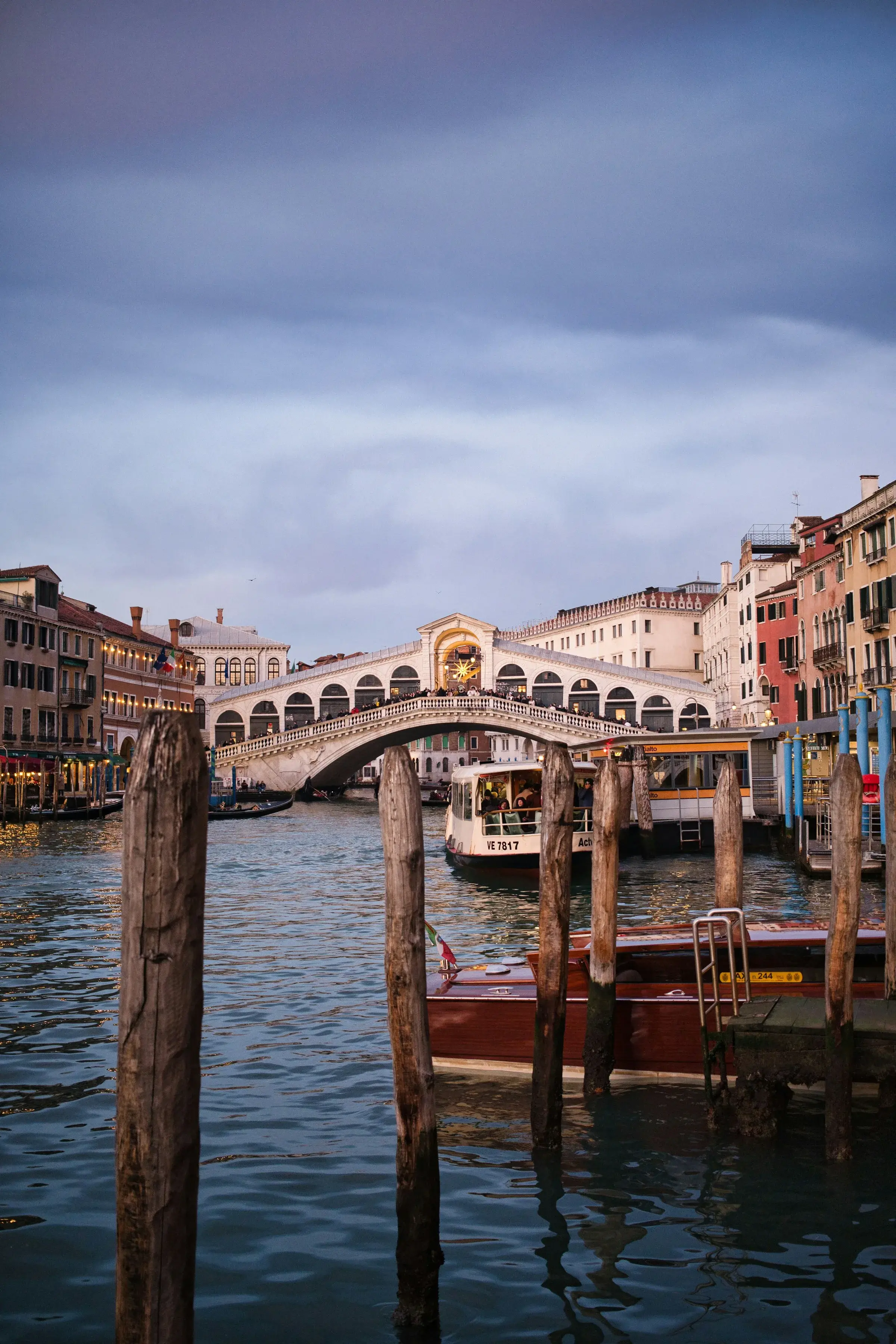 Puente de Rialto sobre el Gran Canal de Venecia al atardecer