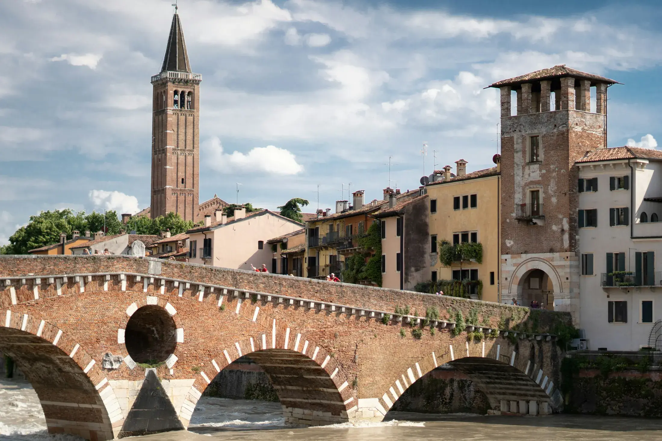 Ponte Pietra y edificios históricos de Verona junto al río Adigio