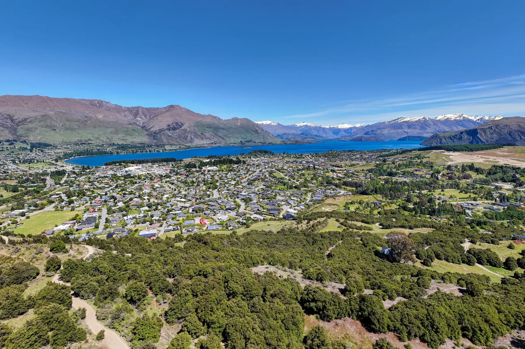 Lago y núcleo urbano de Wānaka
