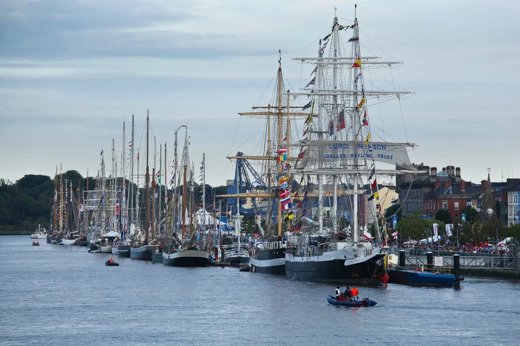 Veleros y frente portuario de Waterford durante un evento náutico