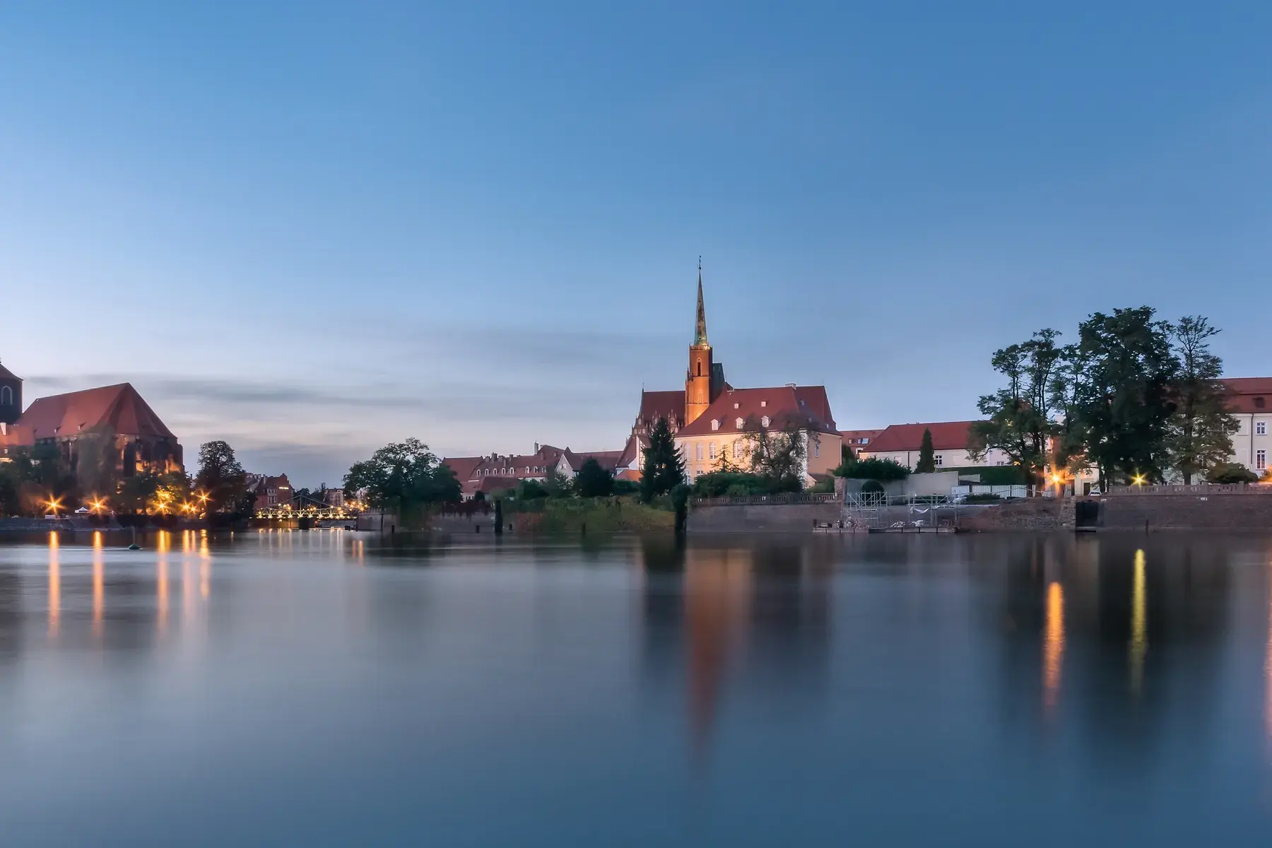 Ostrów Tumski de Wrocław junto al Oder