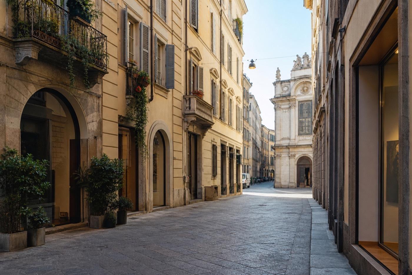 Calle tranquila de Brera entre fachadas históricas y vegetación